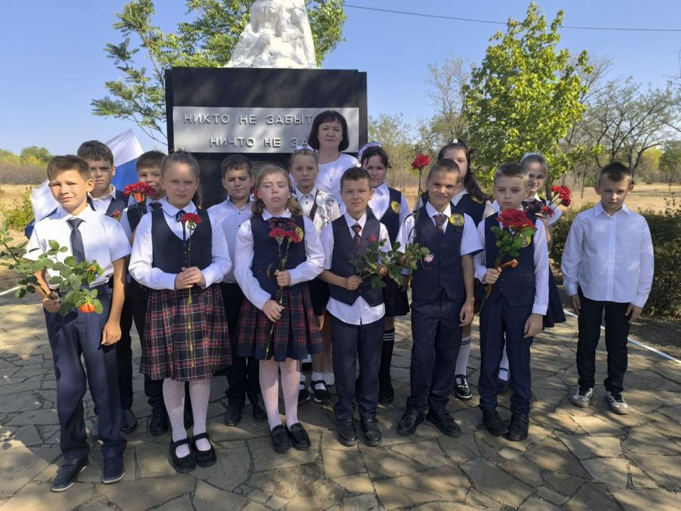 Елена Рязанцева: Сегодня в Пролетарском районе одновременно на всех памятных местах, посвященных героическим событиям Великой Отечественной войны, прошли торжественные мероприятия с возложением цветов Елена Рязанцева: Сегодня в Пролетарском районе одновременно на всех памятных местах, посвященных героическим событиям Великой Отечественной войны, прошли торжественные мероприятия с возложением цветов