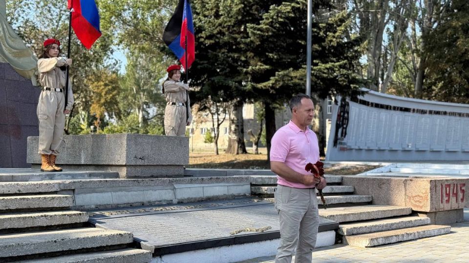 Память, которой дорожим…. 8 сентября, в День освобождения Донбасса, сотрудники отдела по делам молодежи и спорта администрации Ясиноватского МО и активисты молодежных некоммерческих организаций: юнармейцы ГБОУ «Школа № 1... Память, которой дорожим…. 8 сентября, в День освобождения Донбасса, сотрудники отдела по делам молодежи и спорта администрации Ясиноватского МО и активисты молодежных некоммерческих организаций: юнармейцы ГБОУ «Школа № 1...