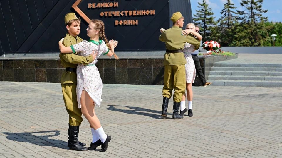 "Твоим освободителям, Донбасс" "Твоим освободителям, Донбасс"