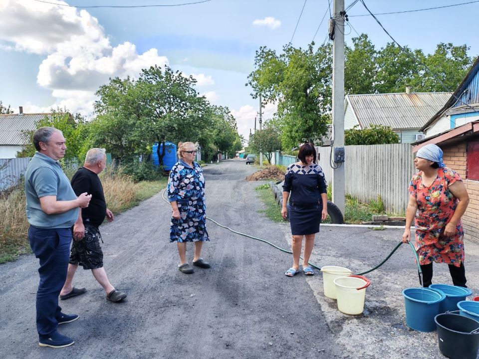 Сегодня, 8 сентября, по поручению Главы Республики Дениса Пушилина, депутат Торезского городского совета Эдуард Иващенко лично проконтролировал подвоз воды в ранее установленную емкость по адресу: пер Сегодня, 8 сентября, по поручению Главы Республики Дениса Пушилина, депутат Торезского городского совета Эдуард Иващенко лично проконтролировал подвоз воды в ранее установленную емкость по адресу: пер