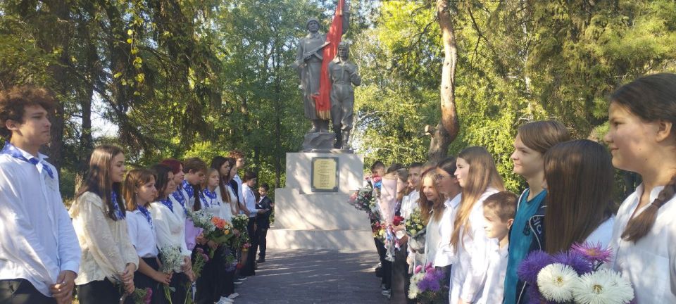 Елена Рязанцева: Сегодня в Пролетарском районе одновременно на всех памятных местах, посвященных героическим событиям Великой Отечественной войны, прошли торжественные мероприятия с возложением цветов Елена Рязанцева: Сегодня в Пролетарском районе одновременно на всех памятных местах, посвященных героическим событиям Великой Отечественной войны, прошли торжественные мероприятия с возложением цветов