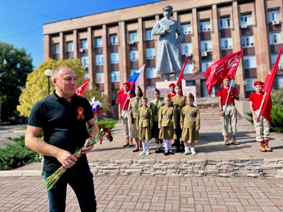 Михаил Меренков: Сегодня, в день 82-ой годовщины освобождения Донбасса от немецко-фашистских захватчиков, в Буденновском внутригородском районе прошли церемонии возложения цветов к памятнику Маршалу Советского Союза Семену... Михаил Меренков: Сегодня, в день 82-ой годовщины освобождения Донбасса от немецко-фашистских захватчиков, в Буденновском внутригородском районе прошли церемонии возложения цветов к памятнику Маршалу Советского Союза Семену...