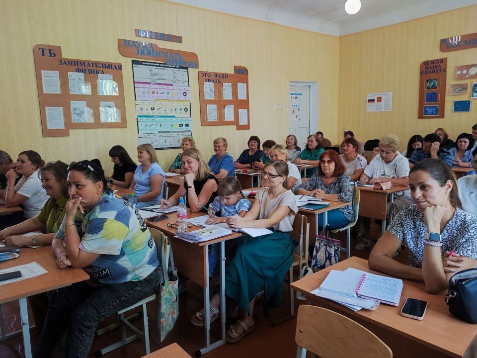 8 сентября депутат Старобешевского муниципального совета Светлана Матющенко провела встречу с трудовым коллективом ГБОУ "Комсомольская школа № 1 Старобешевского М.О." 8 сентября депутат Старобешевского муниципального совета Светлана Матющенко провела встречу с трудовым коллективом ГБОУ "Комсомольская школа № 1 Старобешевского М.О."