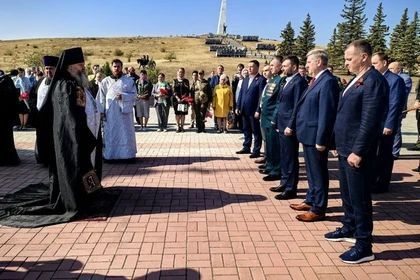 Развернули самое большое Знамя Победы и почтили память героев: На Саур-Могиле отдали дань памяти освободителям Донбасса Развернули самое большое Знамя Победы и почтили память героев: На Саур-Могиле отдали дань памяти освободителям Донбасса