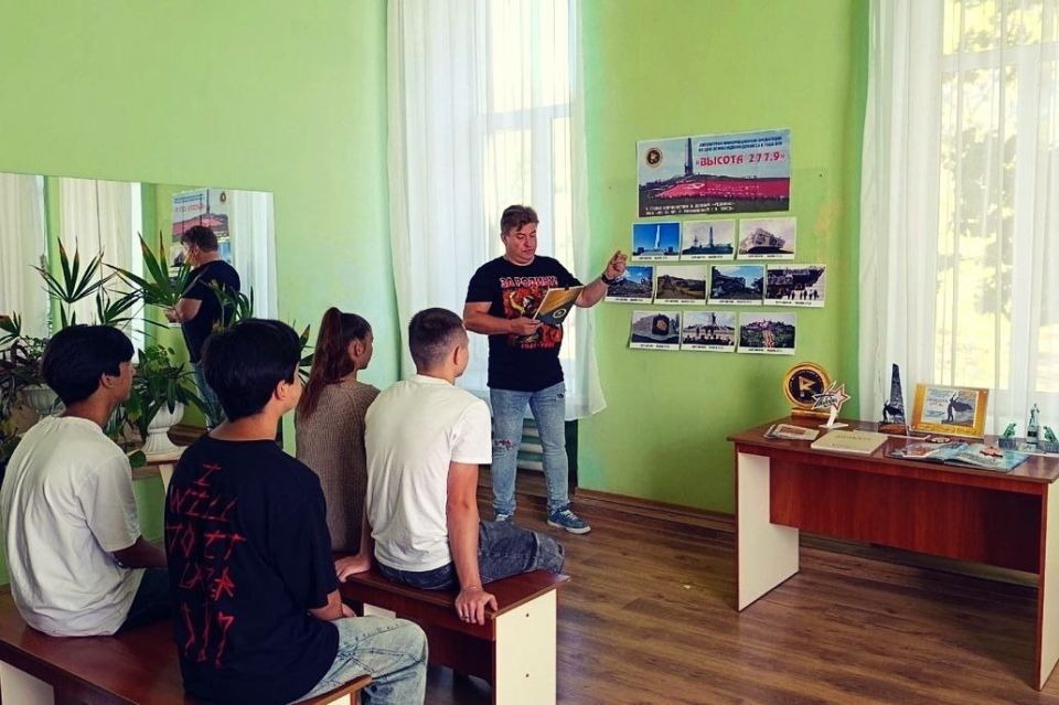 «ВЫСОТА 277,9». В студии журналистики и дизайна «Резонанс» МБУ «ДК им. В. Маяковского г. о. Торез» прошла литературно-информационная презентация «Высота 277,9» «ВЫСОТА 277,9». В студии журналистики и дизайна «Резонанс» МБУ «ДК им. В. Маяковского г. о. Торез» прошла литературно-информационная презентация «Высота 277,9»