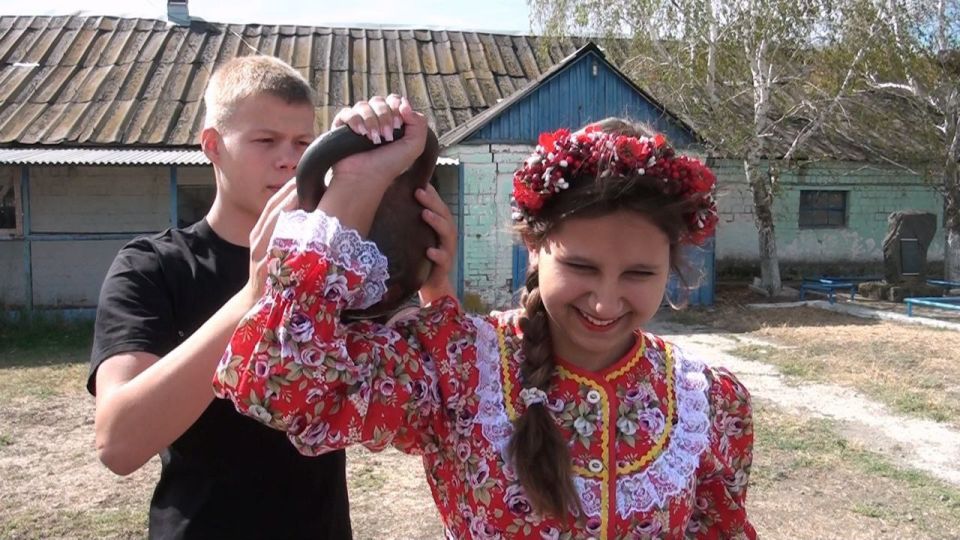 В рамках партийного проекта «Крепкая семья» состоялось очередное детское мероприятие, организованное Мангушским местным отделением партии «Единая Россия» совместно с Советом женщин округа на свежем воздухе, на территории... В рамках партийного проекта «Крепкая семья» состоялось очередное детское мероприятие, организованное Мангушским местным отделением партии «Единая Россия» совместно с Советом женщин округа на свежем воздухе, на территории...