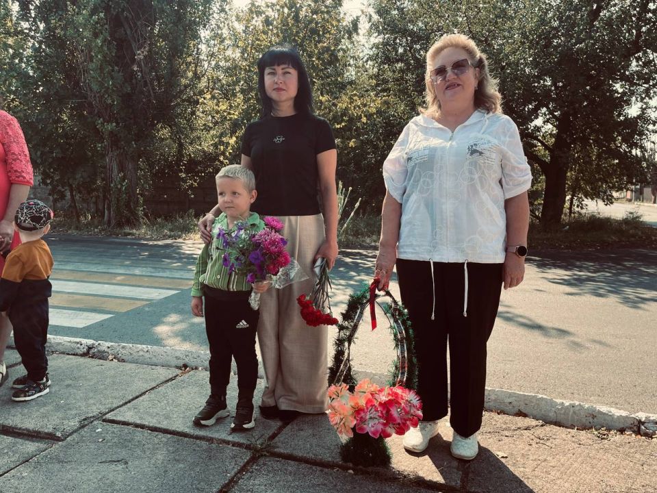 Сегодня, в День освобождения Донбасса, в селе Золотарёвка прошло возложение цветов к Обелиску Победы Сегодня, в День освобождения Донбасса, в селе Золотарёвка прошло возложение цветов к Обелиску Победы
