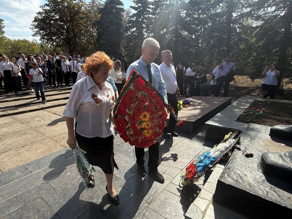 Сегодня, 8 сентября, в День освобождения Донбасса от немецко-фашистских захватчиков, у Братской Могилы почтили память великих героев Красной Армии, которые в годы Великой Отечественной Войны ценной своей жизни изгнали... Сегодня, 8 сентября, в День освобождения Донбасса от немецко-фашистских захватчиков, у Братской Могилы почтили память великих героев Красной Армии, которые в годы Великой Отечественной Войны ценной своей жизни изгнали...