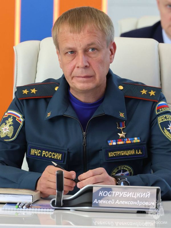 Глава МЧС России Александр Куренков представил личному составу своего заместителя Алексея Кострубицкого Глава МЧС России Александр Куренков представил личному составу своего заместителя Алексея Кострубицкого