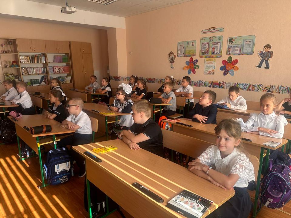 Утро в ГБОУ «Тельмановская гимназия Тельмановского м.о.» традиционно началось с почётного права выноса флага Российской Федерации и флага Донецкой Народной Республики юнармейцами ВПК «Юные патриоты Донбасса» ГБОУ... Утро в ГБОУ «Тельмановская гимназия Тельмановского м.о.» традиционно началось с почётного права выноса флага Российской Федерации и флага Донецкой Народной Республики юнармейцами ВПК «Юные патриоты Донбасса» ГБОУ...