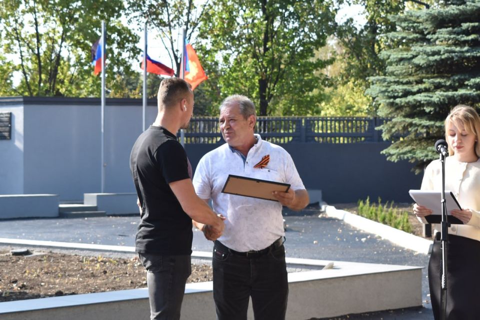 В Кировском почтили память тех, кто сражался за свободу Донбасса В Кировском почтили память тех, кто сражался за свободу Донбасса