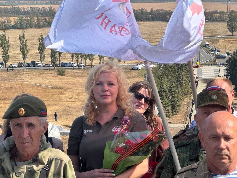 Праздничное шествие и развертывание самой большой в мире копии Знамени Победы прошло на мемориале "Саур-Могила" в честь Дня освобождения Донбасса Праздничное шествие и развертывание самой большой в мире копии Знамени Победы прошло на мемориале "Саур-Могила" в честь Дня освобождения Донбасса