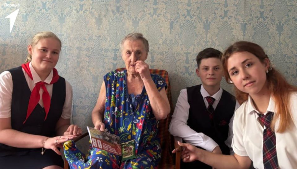Первые помнят. В честь Дня освобождения Донбасса Первые из школы №25 навестили ветеранов Великой Отечественной Войны и вручили им поздравительные письма от Президента Российской Федерации Первые помнят. В честь Дня освобождения Донбасса Первые из школы №25 навестили ветеранов Великой Отечественной Войны и вручили им поздравительные письма от Президента Российской Федерации