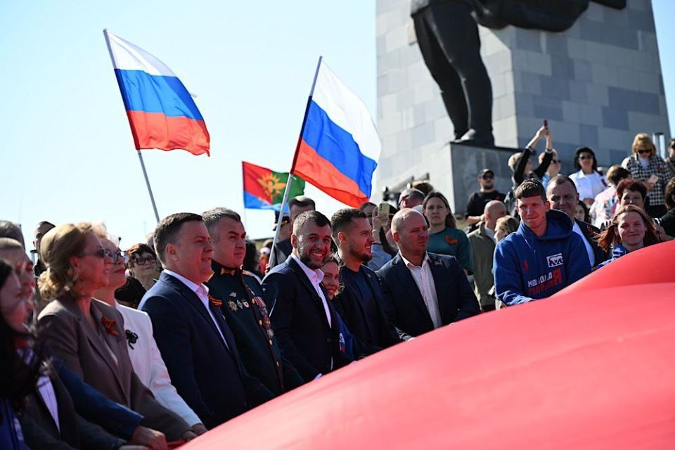 В 82-ю годовщину освобождения Донбасса от немецко-фашистских захватчиков Глава ДНР Денис Пушилин с жителями Республики отдал дань памяти и уважения защитникам Отчизны В 82-ю годовщину освобождения Донбасса от немецко-фашистских захватчиков Глава ДНР Денис Пушилин с жителями Республики отдал дань памяти и уважения защитникам Отчизны