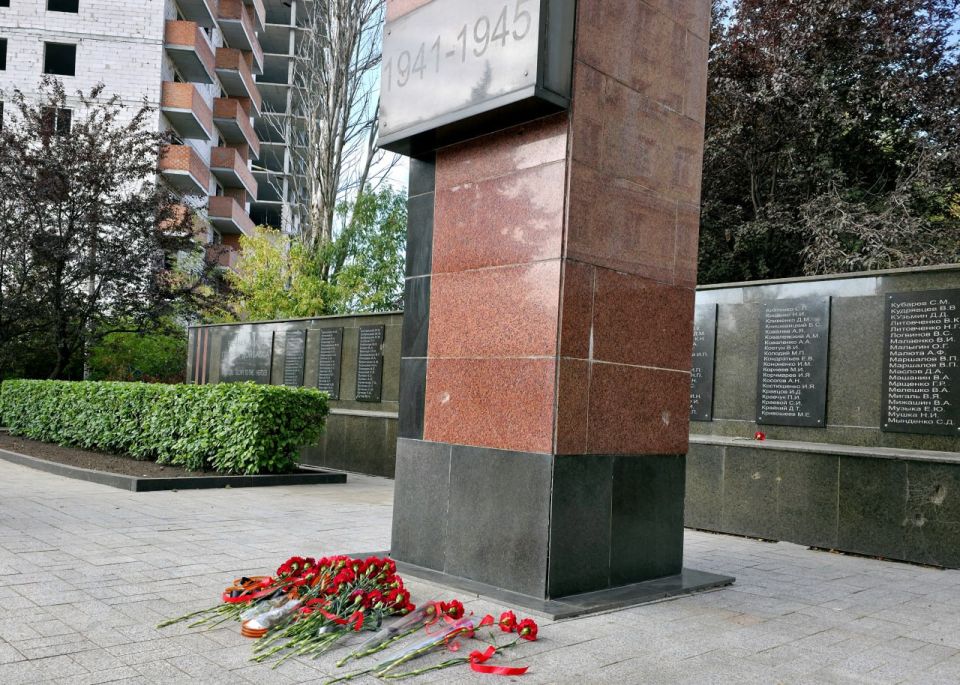 Иван Адамец: В день празднования 82-й годовщины освобождения Донбасса от немецко-фашистских захватчиков сотрудники учреждений Куйбышевского района приняли участие в торжественно-траурной церемонии возложения цветов к... Иван Адамец: В день празднования 82-й годовщины освобождения Донбасса от немецко-фашистских захватчиков сотрудники учреждений Куйбышевского района приняли участие в торжественно-траурной церемонии возложения цветов к...