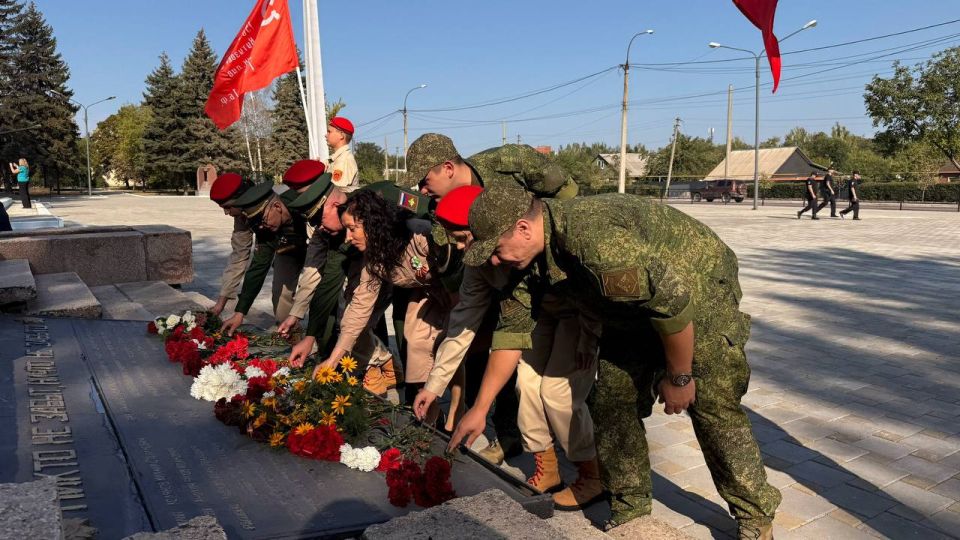Память, которой дорожим…. 8 сентября, в День освобождения Донбасса, сотрудники отдела по делам молодежи и спорта администрации Ясиноватского МО и активисты молодежных некоммерческих организаций: юнармейцы ГБОУ «Школа № 1... Память, которой дорожим…. 8 сентября, в День освобождения Донбасса, сотрудники отдела по делам молодежи и спорта администрации Ясиноватского МО и активисты молодежных некоммерческих организаций: юнармейцы ГБОУ «Школа № 1...