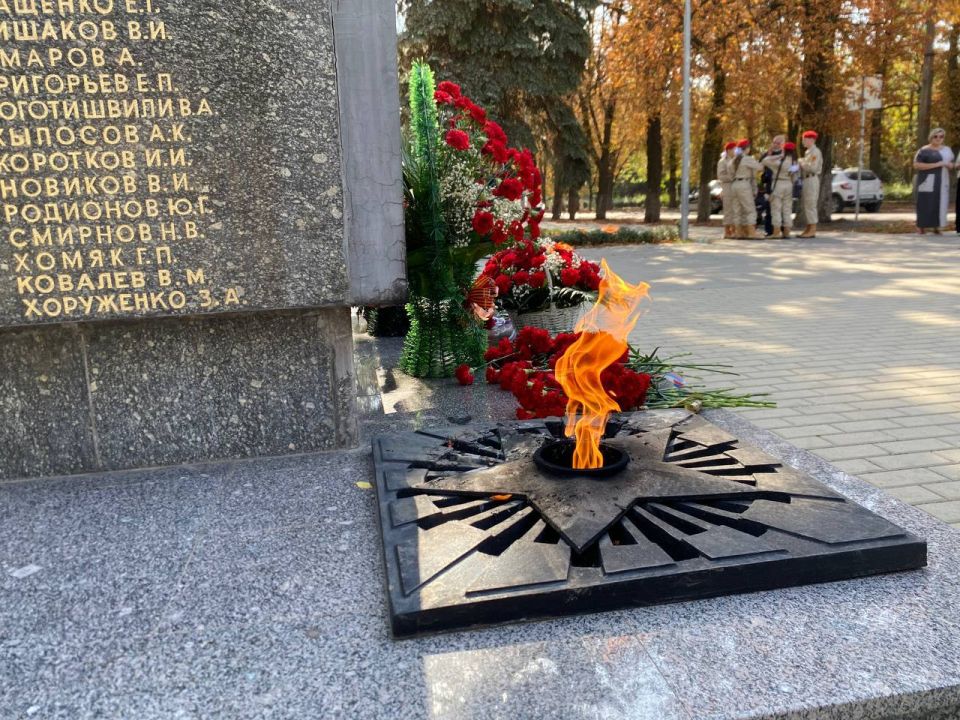 Виктория Жукова: Память сильнее времени. Сегодня в Харцызске прошла торжественная церемония возложения цветов у памятника "Братская могила советских воинов" в честь одной из самых важных дат в нашей истории — Дня... Виктория Жукова: Память сильнее времени. Сегодня в Харцызске прошла торжественная церемония возложения цветов у памятника "Братская могила советских воинов" в честь одной из самых важных дат в нашей истории — Дня...