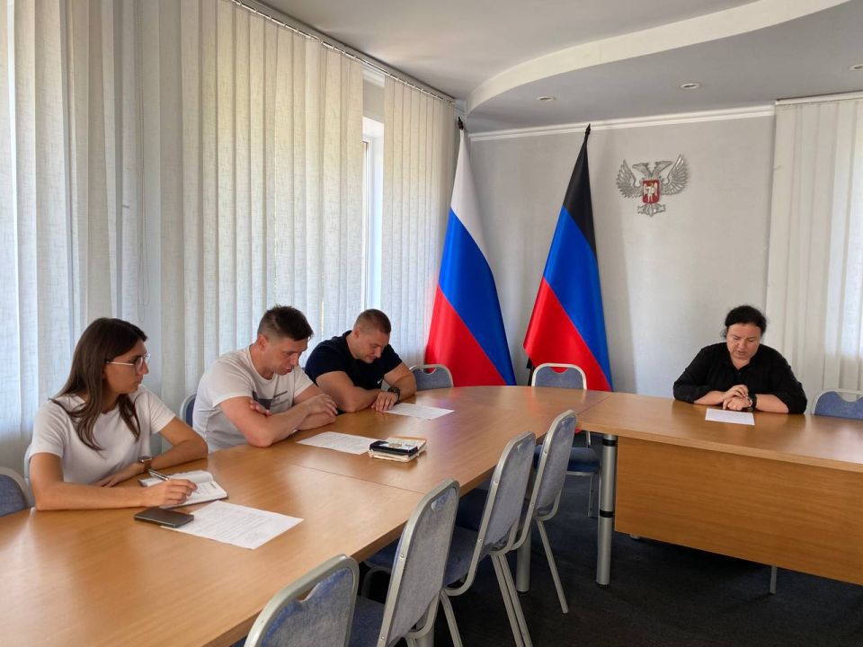 Виктория Жукова: Сегодня провела заседание штаба с главным врачом ГБУ ДНР «ЦГБ г. Харцызска» Андреем Медведевым, сотрудниками Администрации и представителями некоммерческих организаций, где были рассмотрены такие вопросы как: Виктория Жукова: Сегодня провела заседание штаба с главным врачом ГБУ ДНР «ЦГБ г. Харцызска» Андреем Медведевым, сотрудниками Администрации и представителями некоммерческих организаций, где были рассмотрены такие вопросы как:
