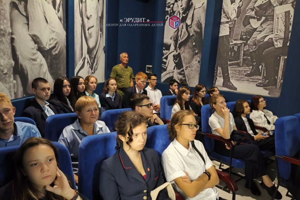 К 82-й годовщине освобождения Донбасса от немецко-фашистских захватчиков учащиеся лицея-интерната «Эрудит» посетили музей Великой Отечественной Войны, ознакомились с экспозициями и просмотрели фильм «Донбасс непокорённый» К 82-й годовщине освобождения Донбасса от немецко-фашистских захватчиков учащиеся лицея-интерната «Эрудит» посетили музей Великой Отечественной Войны, ознакомились с экспозициями и просмотрели фильм «Донбасс непокорённый»