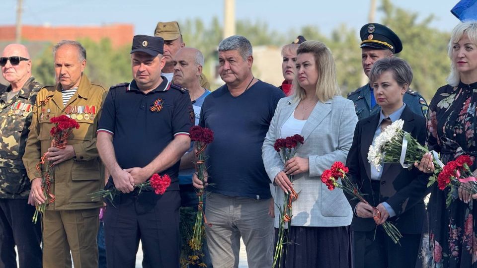 Память, которой дорожим…. 8 сентября, в День освобождения Донбасса, сотрудники отдела по делам молодежи и спорта администрации Ясиноватского МО и активисты молодежных некоммерческих организаций: юнармейцы ГБОУ «Школа № 1... Память, которой дорожим…. 8 сентября, в День освобождения Донбасса, сотрудники отдела по делам молодежи и спорта администрации Ясиноватского МО и активисты молодежных некоммерческих организаций: юнармейцы ГБОУ «Школа № 1...