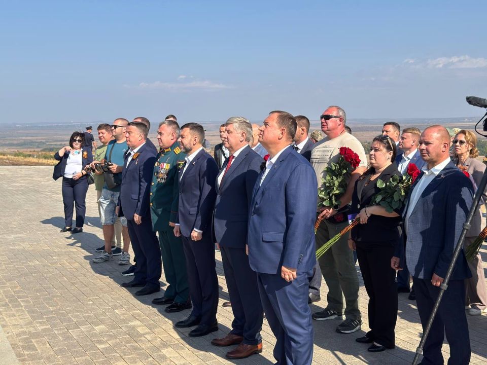 Депутаты Народного Совета ДНР приняли участие в памятном мероприятии на мемориальном комплексе Саур-Могила Депутаты Народного Совета ДНР приняли участие в памятном мероприятии на мемориальном комплексе Саур-Могила