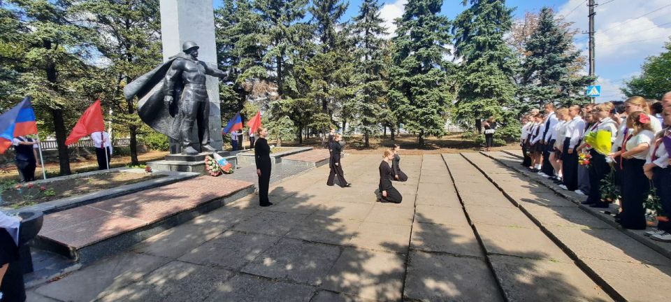 Юрий Атаманов: Принял участие в памятном митинге, посвящённом 82-й годовщине освобождения Донбасса в г. Моспино Юрий Атаманов: Принял участие в памятном митинге, посвящённом 82-й годовщине освобождения Донбасса в г. Моспино