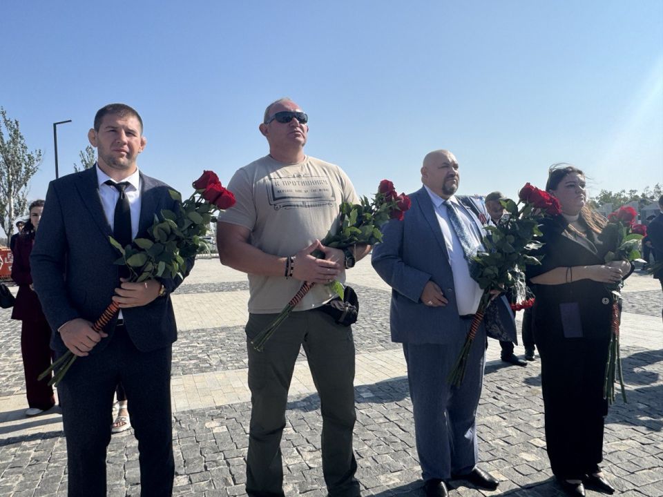Депутаты Народного Совета ДНР приняли участие в памятном мероприятии на мемориальном комплексе Саур-Могила Депутаты Народного Совета ДНР приняли участие в памятном мероприятии на мемориальном комплексе Саур-Могила