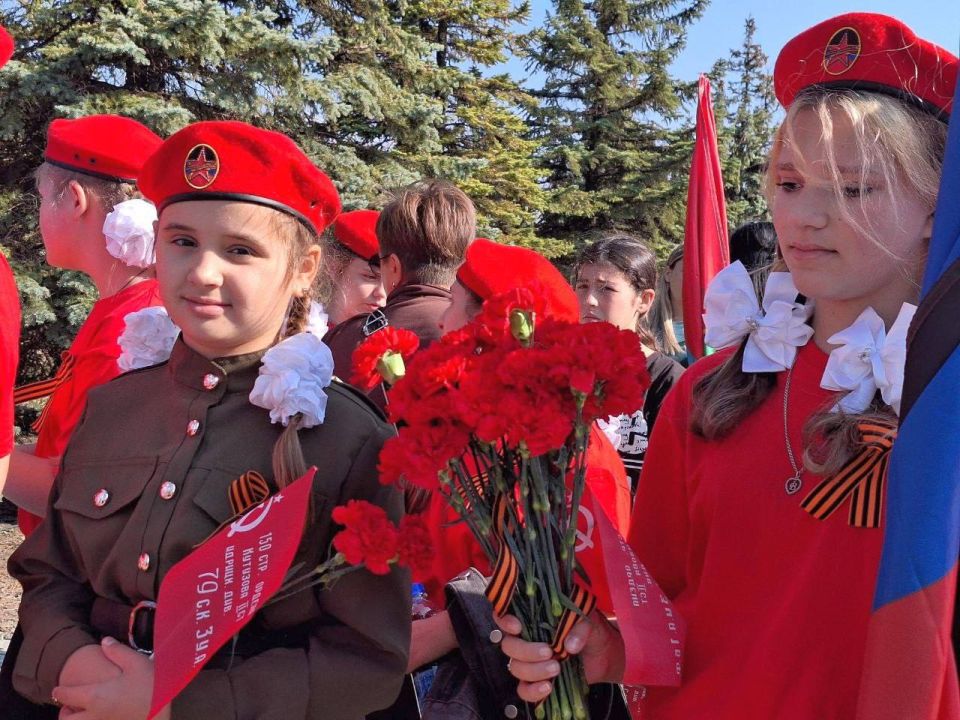 Александр Шатов: Делегация Шахтерского округа приняла участие в торжественном мероприятии на легендарной высоте Саур-Могила Александр Шатов: Делегация Шахтерского округа приняла участие в торжественном мероприятии на легендарной высоте Саур-Могила