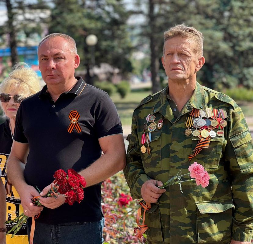 Михаил Меренков: Сегодня, в день 82-ой годовщины освобождения Донбасса от немецко-фашистских захватчиков, в Буденновском внутригородском районе прошли церемонии возложения цветов к памятнику Маршалу Советского Союза Семену... Михаил Меренков: Сегодня, в день 82-ой годовщины освобождения Донбасса от немецко-фашистских захватчиков, в Буденновском внутригородском районе прошли церемонии возложения цветов к памятнику Маршалу Советского Союза Семену...