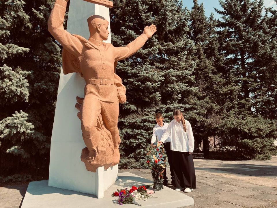 Сегодня, в День освобождения Донбасса, в селе Золотарёвка прошло возложение цветов к Обелиску Победы Сегодня, в День освобождения Донбасса, в селе Золотарёвка прошло возложение цветов к Обелиску Победы