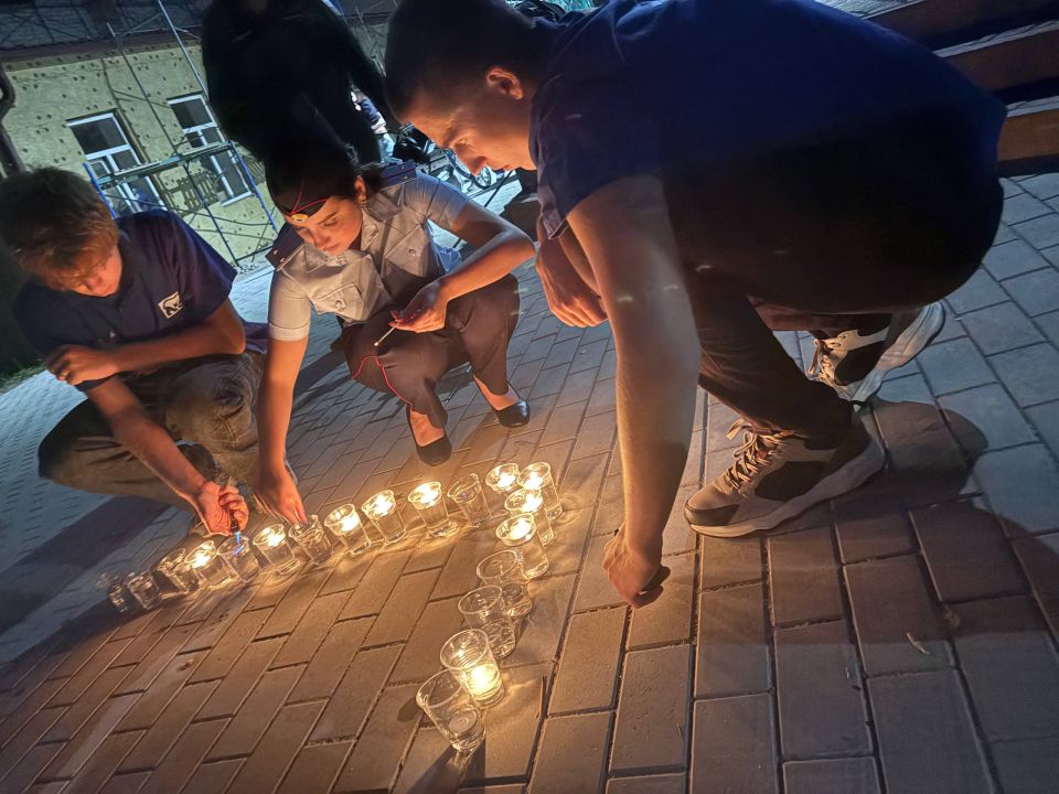 И помнит Донбасс. В День освобождения родного края сотрудники Администрации округа,молодежь округа и активисты НКО, учащиеся гимназии, сотрудники военного комиссариата и отделения ГИБДД собрались, чтобы отдать дань памяти и... И помнит Донбасс. В День освобождения родного края сотрудники Администрации округа,молодежь округа и активисты НКО, учащиеся гимназии, сотрудники военного комиссариата и отделения ГИБДД собрались, чтобы отдать дань памяти и...