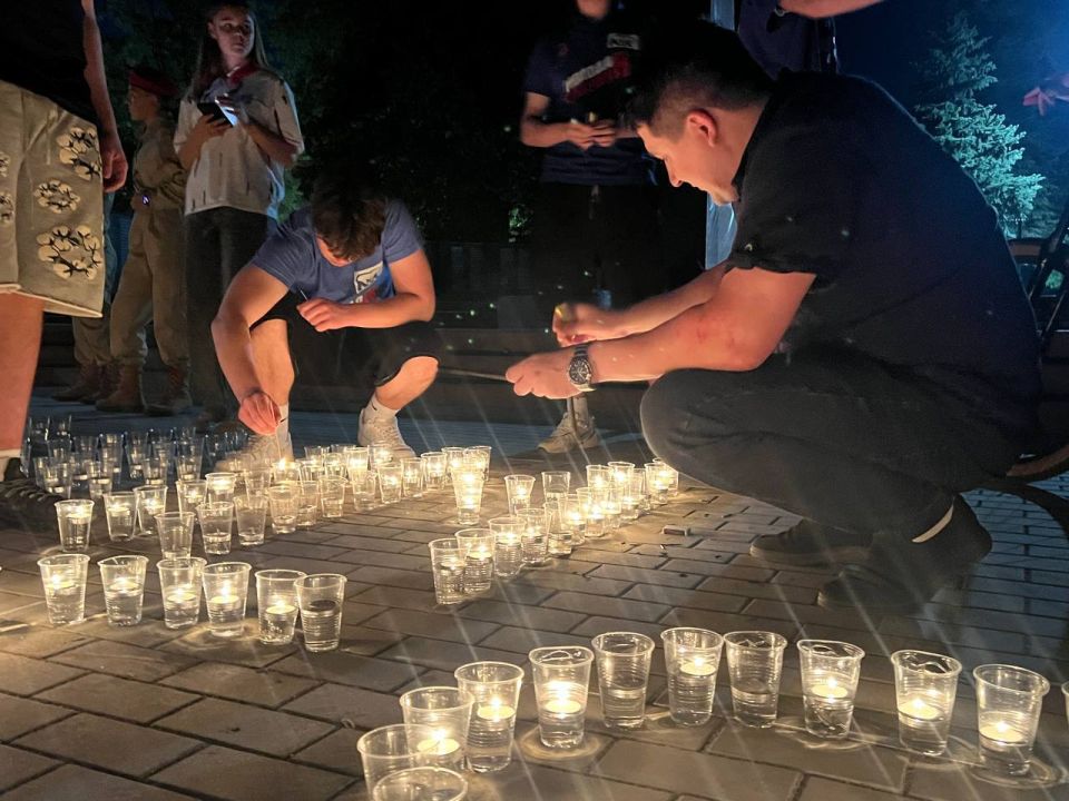 И помнит Донбасс. В День освобождения родного края сотрудники Администрации округа,молодежь округа и активисты НКО, учащиеся гимназии, сотрудники военного комиссариата и отделения ГИБДД собрались, чтобы отдать дань памяти и... И помнит Донбасс. В День освобождения родного края сотрудники Администрации округа,молодежь округа и активисты НКО, учащиеся гимназии, сотрудники военного комиссариата и отделения ГИБДД собрались, чтобы отдать дань памяти и...