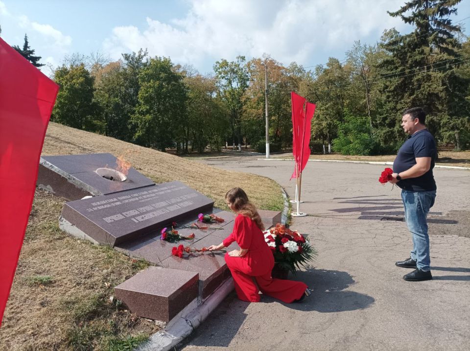 Горловчанки почтили память освободителей Донбасса Горловчанки почтили память освободителей Донбасса