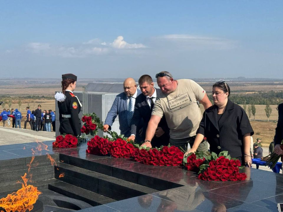 Депутаты Народного Совета ДНР приняли участие в памятном мероприятии на мемориальном комплексе Саур-Могила Депутаты Народного Совета ДНР приняли участие в памятном мероприятии на мемориальном комплексе Саур-Могила