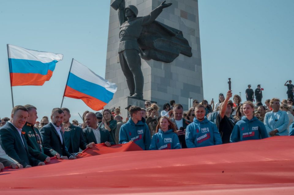 Молодогвардейцы ДНР развернули Знамя Победы на Саур-Могиле в День освобождения Донбасса Молодогвардейцы ДНР развернули Знамя Победы на Саур-Могиле в День освобождения Донбасса
