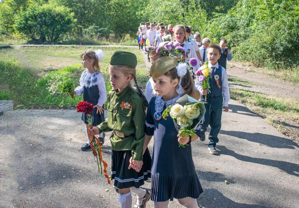 Елена Рязанцева: Сегодня в Пролетарском районе одновременно на всех памятных местах, посвященных героическим событиям Великой Отечественной войны, прошли торжественные мероприятия с возложением цветов Елена Рязанцева: Сегодня в Пролетарском районе одновременно на всех памятных местах, посвященных героическим событиям Великой Отечественной войны, прошли торжественные мероприятия с возложением цветов