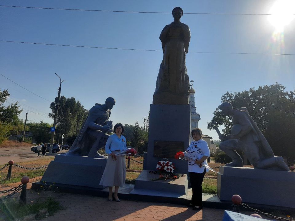 Горловчанки почтили память освободителей Донбасса Горловчанки почтили память освободителей Донбасса