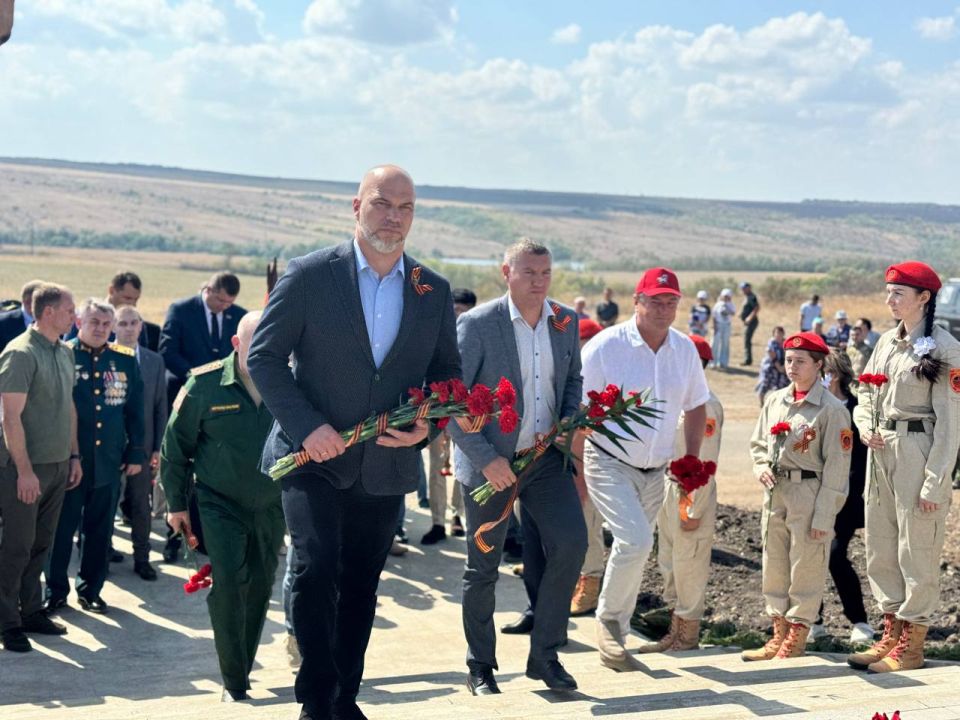По приглашению главы Шахтерского муниципального округа Александра Шатова Сергей Ермаков принял участие в открытии мемориала в Дмитровке По приглашению главы Шахтерского муниципального округа Александра Шатова Сергей Ермаков принял участие в открытии мемориала в Дмитровке