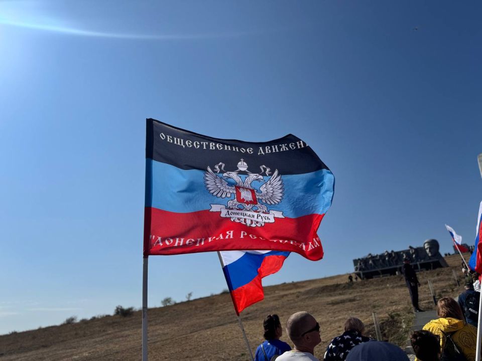 Праздничное шествие и развертывание самой большой в мире копии Знамени Победы прошло на мемориале "Саур-Могила" в честь Дня освобождения Донбасса Праздничное шествие и развертывание самой большой в мире копии Знамени Победы прошло на мемориале "Саур-Могила" в честь Дня освобождения Донбасса