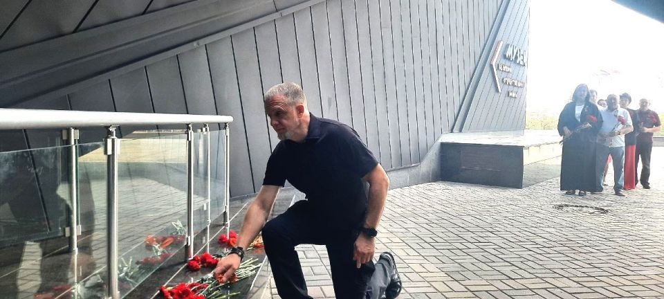 Депутаты Донецкого городского совета отдали дань памяти нашим дедам-воинам, труженикам тыла, героям, чьими подвигами и отвагой был освобождён Донбасс! Депутаты Донецкого городского совета отдали дань памяти нашим дедам-воинам, труженикам тыла, героям, чьими подвигами и отвагой был освобождён Донбасс!