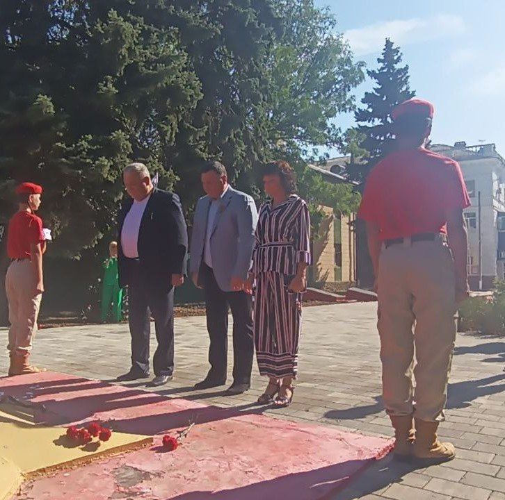 Игорь Лызов: Сегодня, 8 сентября, в 82-ю годовщину со дня освобождения Донбасса от немецко-фашистских захватчиков вместе с коллегами, Амвросиевским муниципальным советом почтил память погибших героев возложением цветов к... Игорь Лызов: Сегодня, 8 сентября, в 82-ю годовщину со дня освобождения Донбасса от немецко-фашистских захватчиков вместе с коллегами, Амвросиевским муниципальным советом почтил память погибших героев возложением цветов к...
