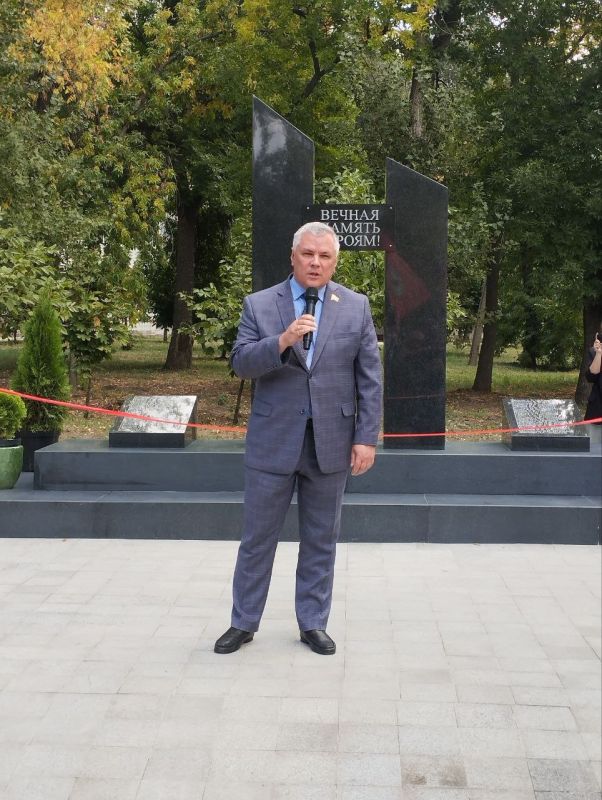 В честь 82-й годовщины освобождения Донбасса от немецко-фашистских захватчиков, депутаты Народного Совета ДНР почтили память Героев Великой Отечественной войны и возложили цветы к памятным местам в Республике В честь 82-й годовщины освобождения Донбасса от немецко-фашистских захватчиков, депутаты Народного Совета ДНР почтили память Героев Великой Отечественной войны и возложили цветы к памятным местам в Республике