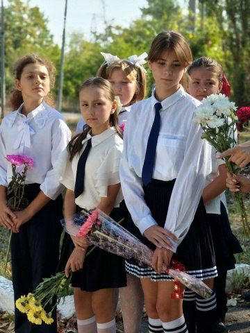 В ГБОУ "Школа №2 г.о. Дебальцево" прошел митинг, посвященный Дню освобождения Донбасса у памятника воинам-землякам В ГБОУ "Школа №2 г.о. Дебальцево" прошел митинг, посвященный Дню освобождения Донбасса у памятника воинам-землякам