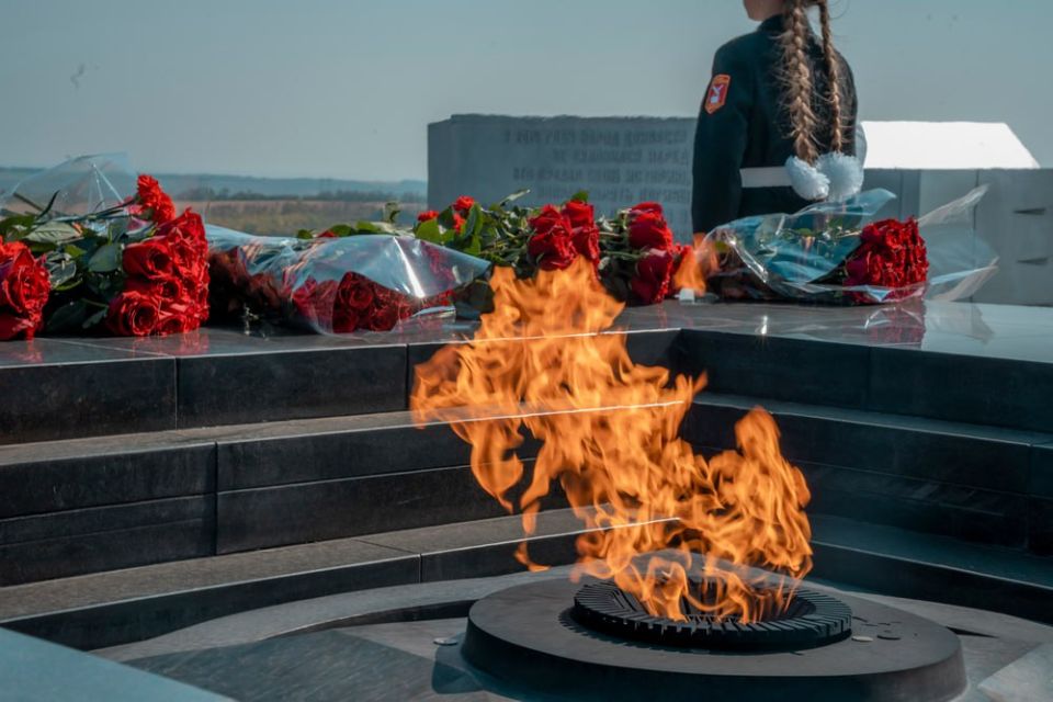 Пели «Катюшу», развернули Знамя Победы — студенты ДонНУЭТ участвовали в памятной акции ко Дню освобождения Донбасса Пели «Катюшу», развернули Знамя Победы — студенты ДонНУЭТ участвовали в памятной акции ко Дню освобождения Донбасса