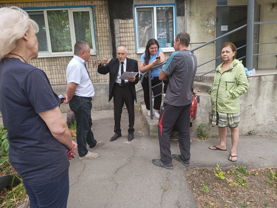Иван Адамец: Депутат Донецкого городского совета Герман Полунин по поручению главы ДНР Дениса Пушилина провел встречу с жителями дома на проспекте Панфилова, 116 Иван Адамец: Депутат Донецкого городского совета Герман Полунин по поручению главы ДНР Дениса Пушилина провел встречу с жителями дома на проспекте Панфилова, 116