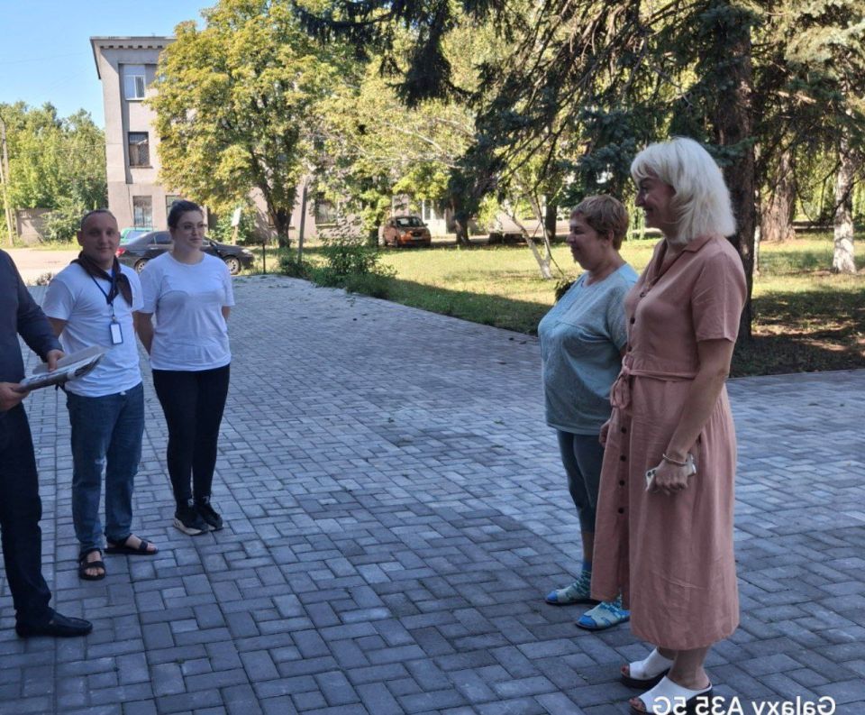 ВСТРЕЧИ С ЖИТЕЛЯМИ. Во исполнение поручения Главы Донецкой Народной Республики Дениса Пушилина, 9 сентября 2025 года, депутаты Ясиноватского муниципального совета Донецкой Народной Республики от фракции «Единая Россия» -... ВСТРЕЧИ С ЖИТЕЛЯМИ. Во исполнение поручения Главы Донецкой Народной Республики Дениса Пушилина, 9 сентября 2025 года, депутаты Ясиноватского муниципального совета Донецкой Народной Республики от фракции «Единая Россия» -...