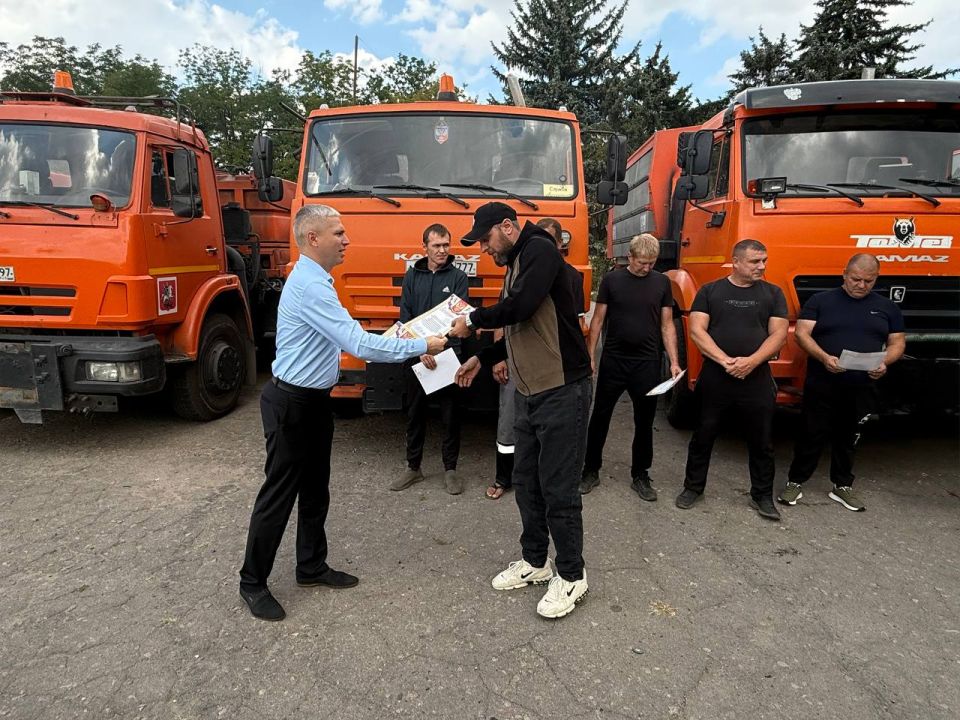 Начальник Моспинского территориального управления администрации городского округа Донецк Стрельченко Олег Владимирович вручил благодарности водителям ГБУ «Автомобильные дороги СЗАО» г. Москвы Начальник Моспинского территориального управления администрации городского округа Донецк Стрельченко Олег Владимирович вручил благодарности водителям ГБУ «Автомобильные дороги СЗАО» г. Москвы