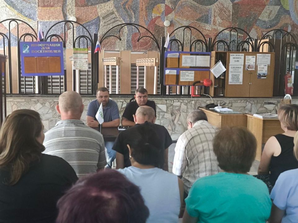 В Харцызске полицейские провели беседы с населением о защите от дистанционных мошенников В Харцызске полицейские провели беседы с населением о защите от дистанционных мошенников
