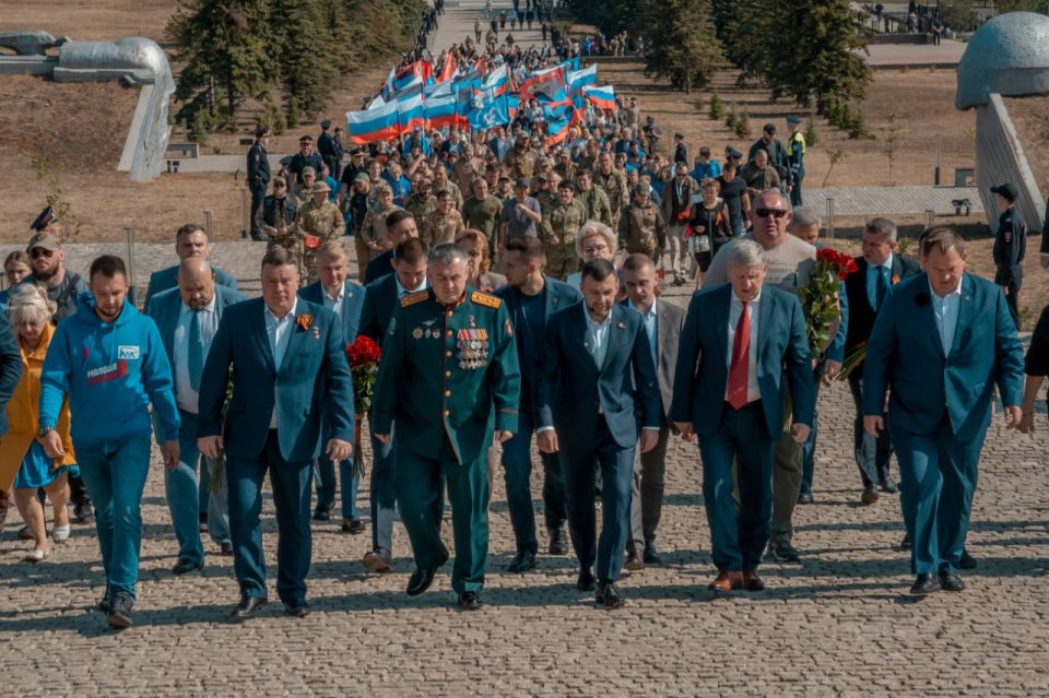 Пели «Катюшу», развернули Знамя Победы — студенты ДонНУЭТ участвовали в памятной акции ко Дню освобождения Донбасса Пели «Катюшу», развернули Знамя Победы — студенты ДонНУЭТ участвовали в памятной акции ко Дню освобождения Донбасса