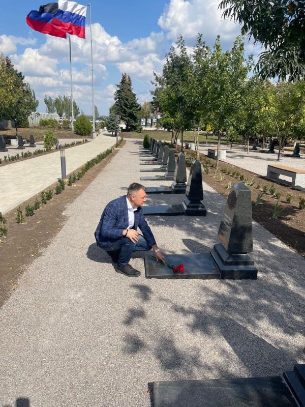 Заместитель Председателя Народного Совета ДНР Николай Сытов почтил подвиг освободителей Донбасса Заместитель Председателя Народного Совета ДНР Николай Сытов почтил подвиг освободителей Донбасса
